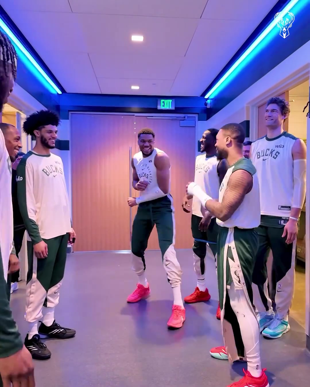 ?瞧你那熊猫眼 字母哥赛前对利拉德出拳 调侃他被打成熊猫眼