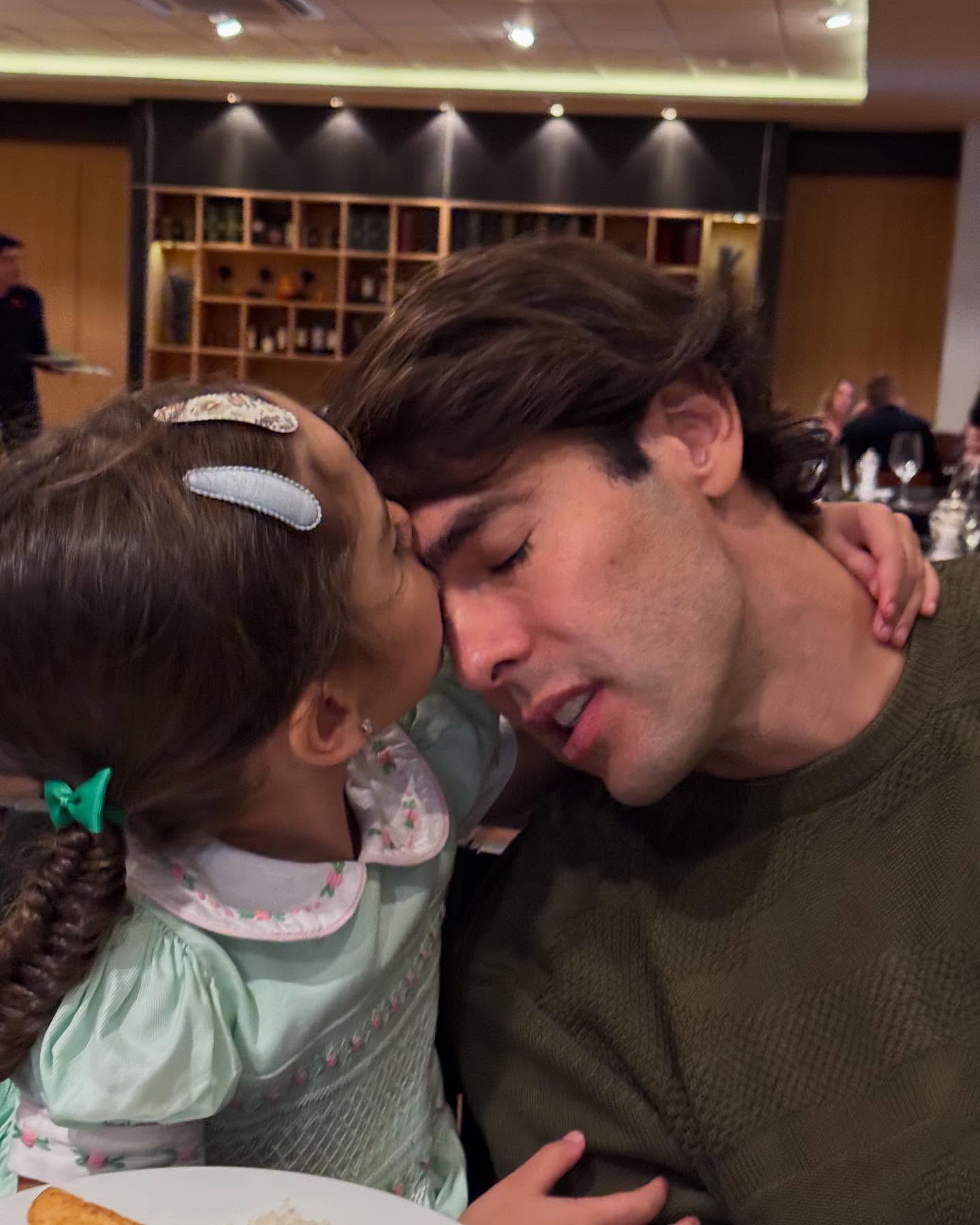 【社交秀】鲁加尼妻子与卡里乌斯妻子性感工作照PK