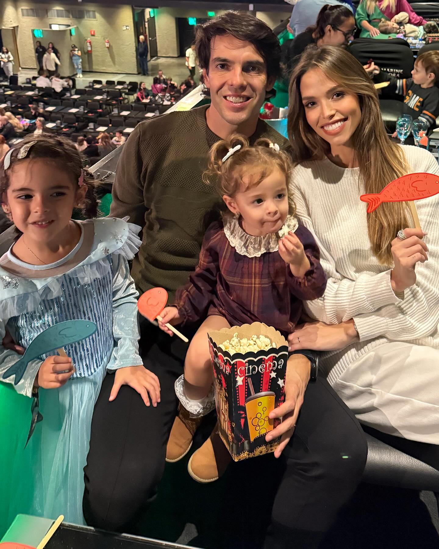 【社交秀】鲁加尼妻子与卡里乌斯妻子性感工作照PK