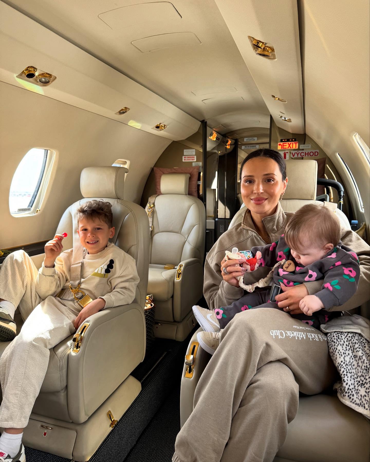 【社交秀】鲁加尼妻子与卡里乌斯妻子性感工作照PK