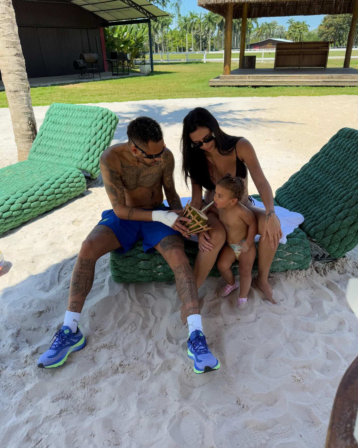 【社交秀】鲁加尼妻子与卡里乌斯妻子性感工作照PK