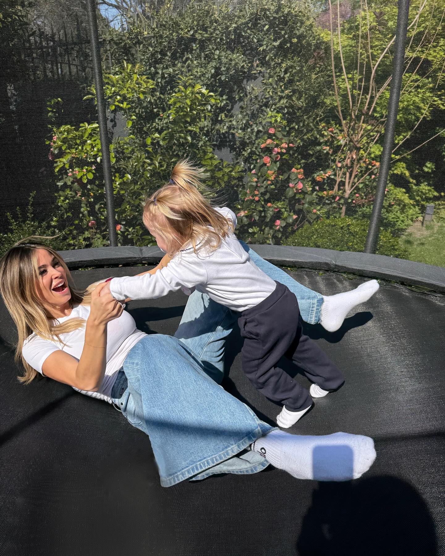 【社交秀】鲁加尼妻子与卡里乌斯妻子性感工作照PK