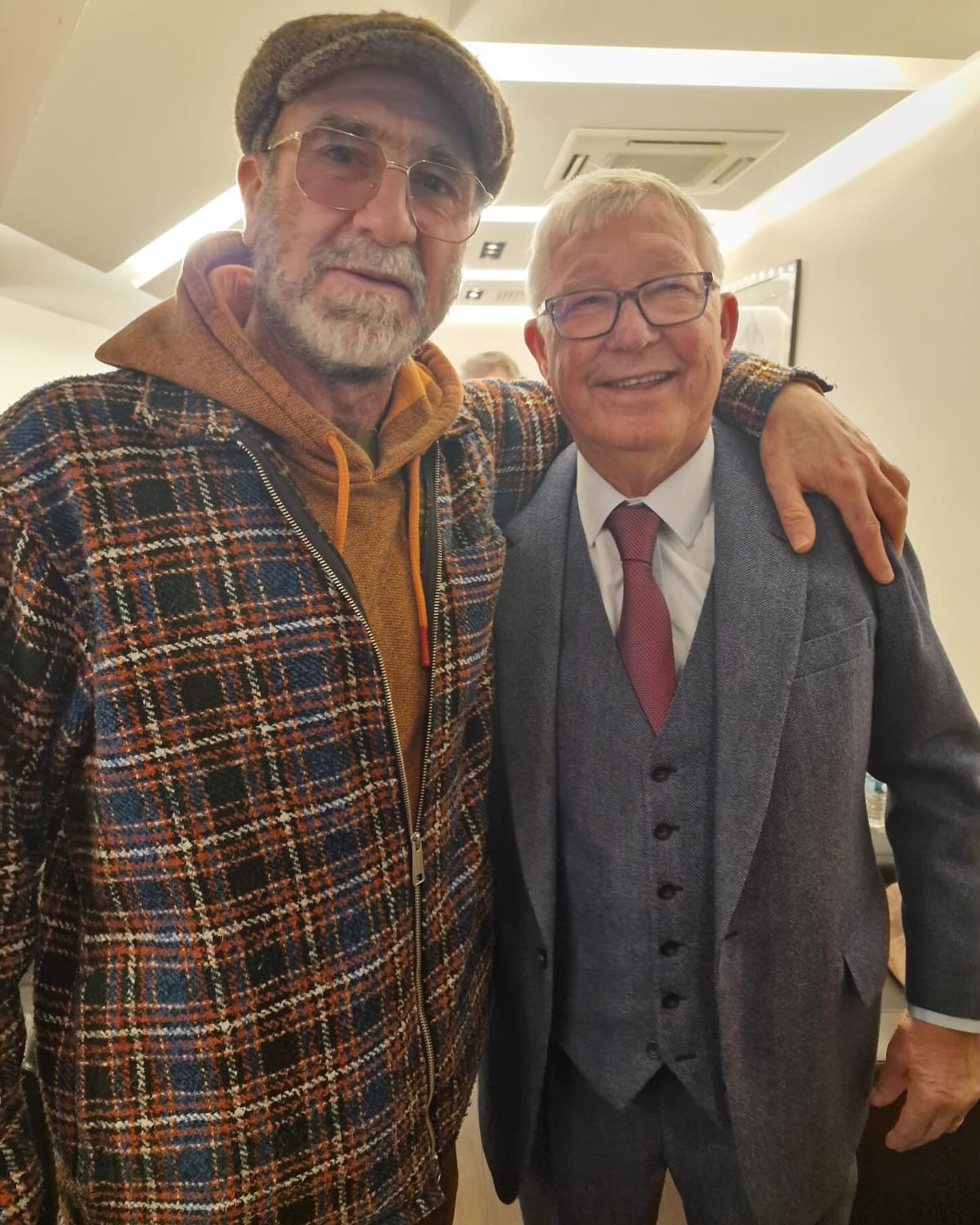 【社交秀】鲁加尼妻子与卡里乌斯妻子性感工作照PK