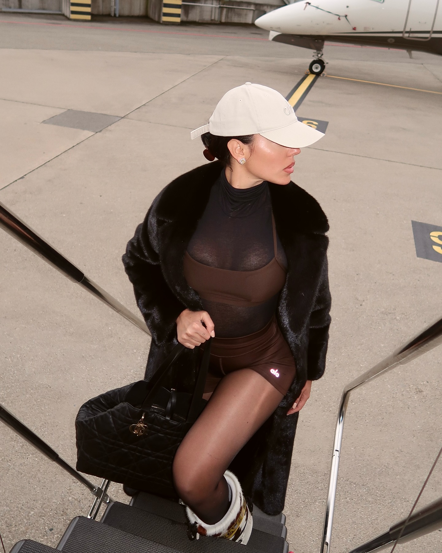 【社交秀】鲁加尼妻子与卡里乌斯妻子性感工作照PK