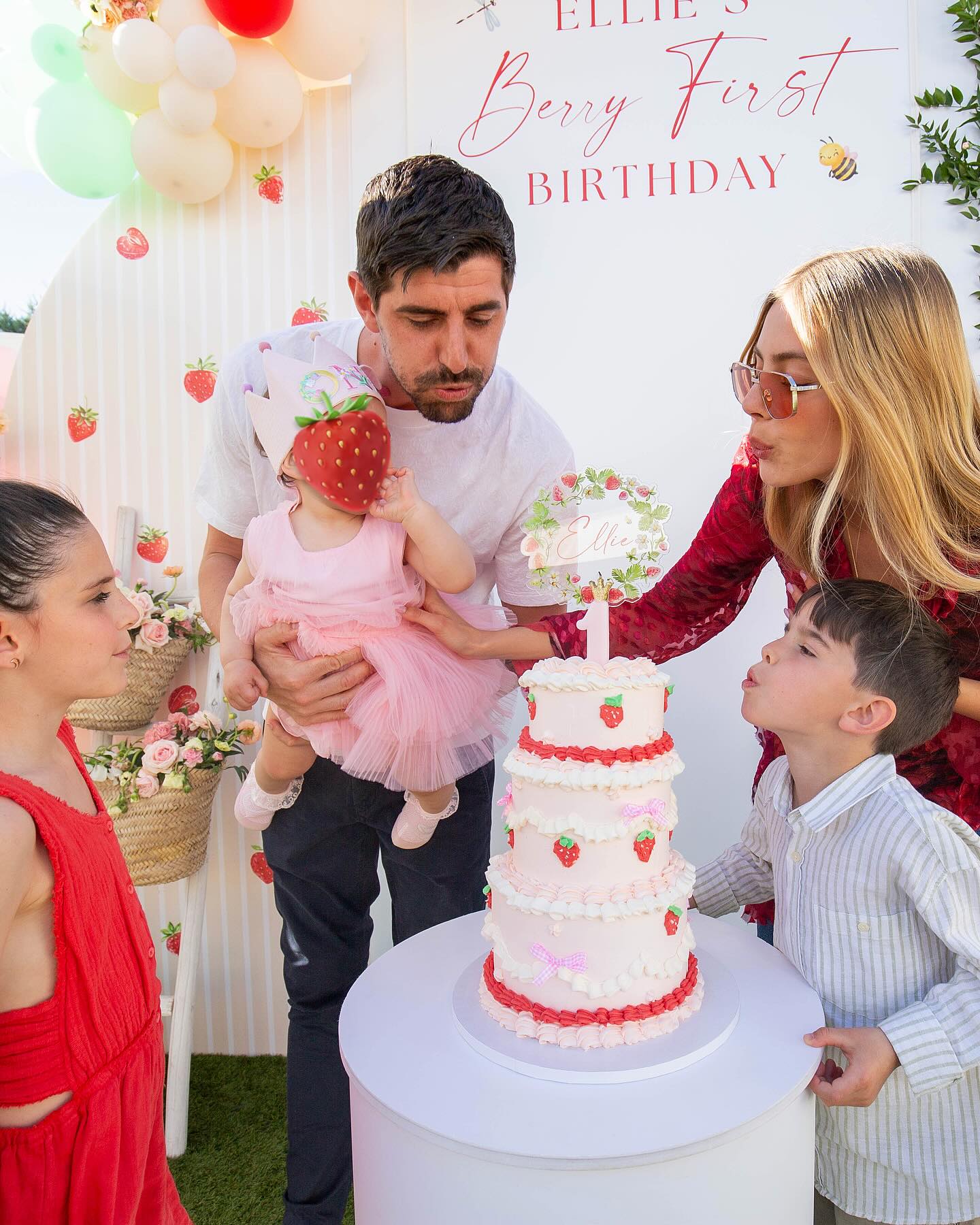 【社交秀】鲁加尼妻子与卡里乌斯妻子性感工作照PK