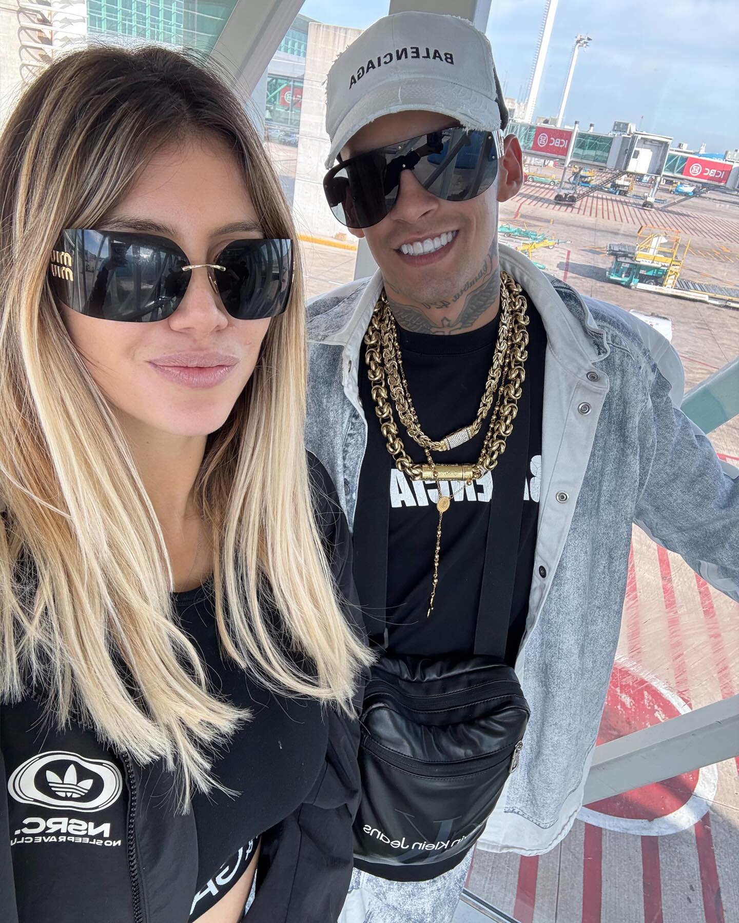 【社交秀】鲁加尼妻子与卡里乌斯妻子性感工作照PK