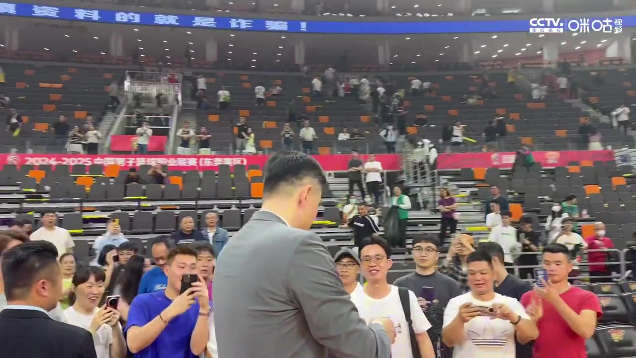 固定节目！赛后杜锋和现场球迷大合影❤️