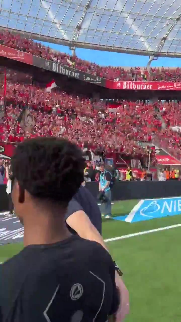 下一站皇马！阿隆索赛后爬上围栏，与勒沃库森球迷互动告别