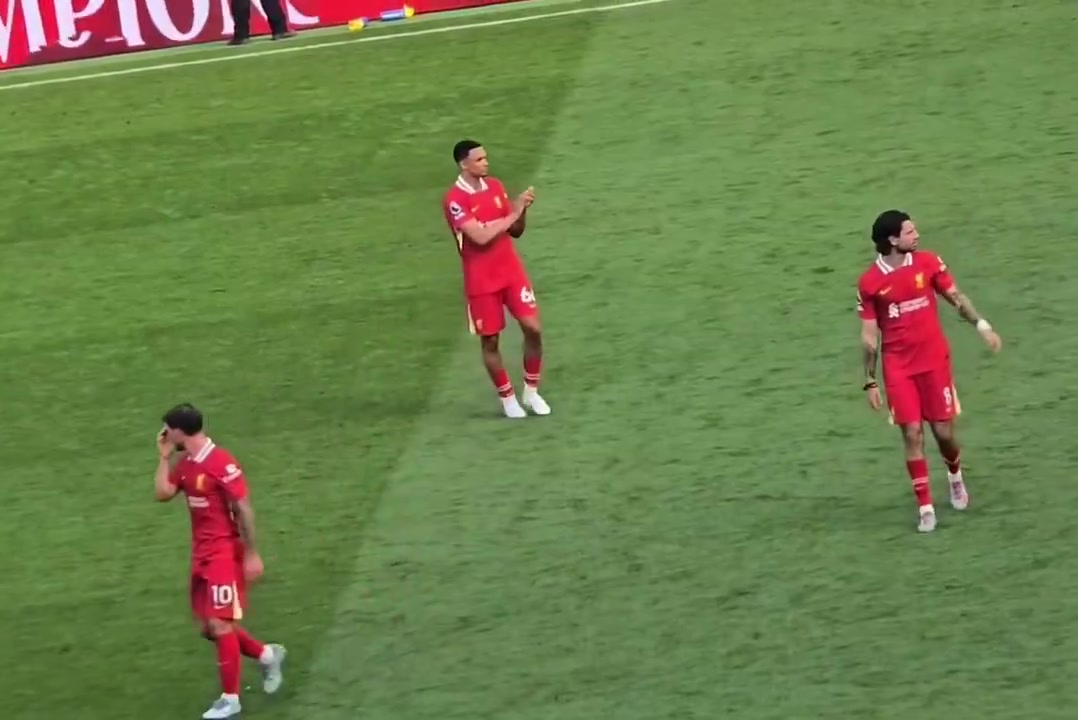 邮报：阿诺德谢场时被嘘，索博斯洛伊不满球迷